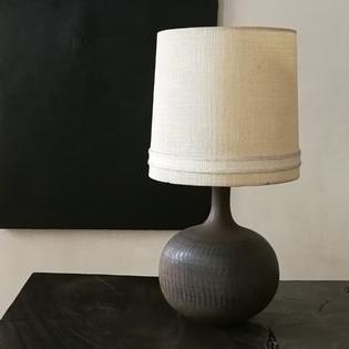 A brown ceramic mid-century table lamp