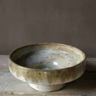 Ceramic bowl on foot