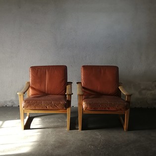 Pair of oak model65 lounge chairs by Finn Juhl for Nissen Naarden with leather cushions