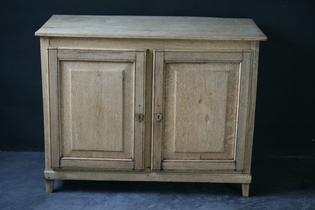 Small oak commode